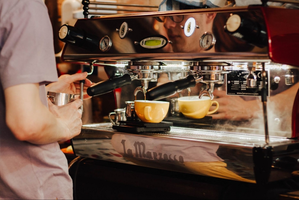 бариста за работой