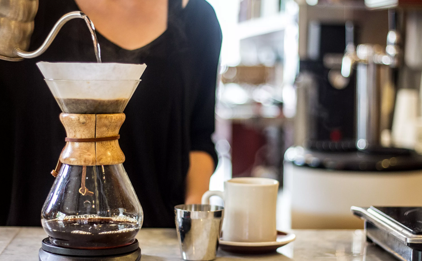 заваривание кофе в кемексе