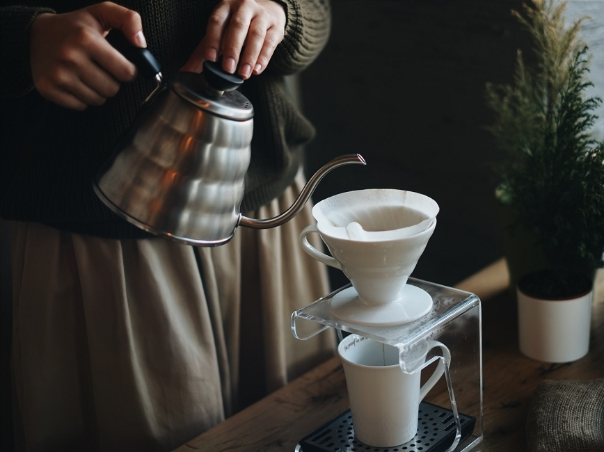 заваривание кофе в воронке