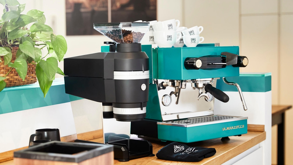 красивая кофемашина в кофейне