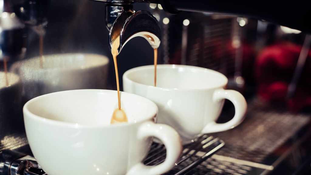 кофе наливается в чашки
