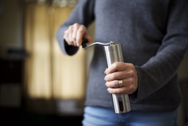 помол кофе в ручной кофемолке